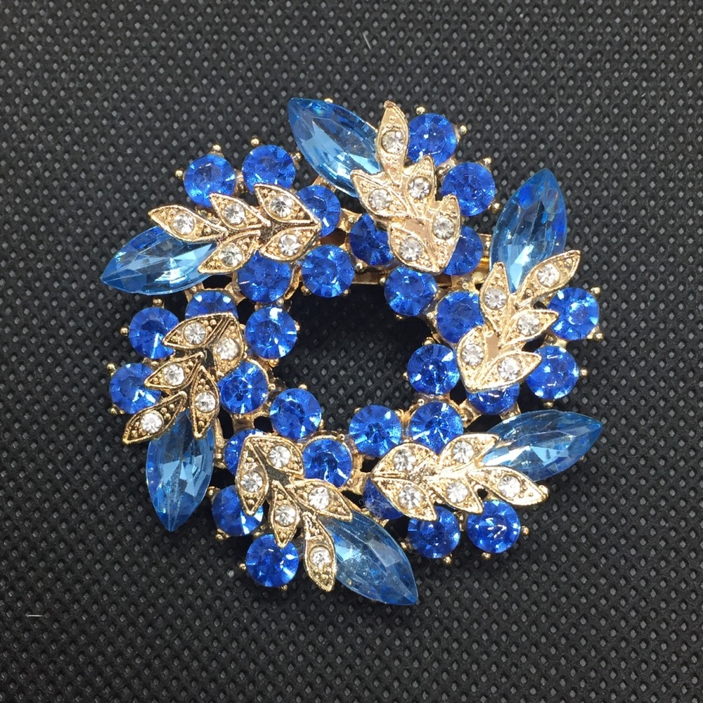 Blue rhinestone wreath brooch